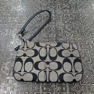 🐢  Coach Corner Wristlet with strap - Black / Light grey